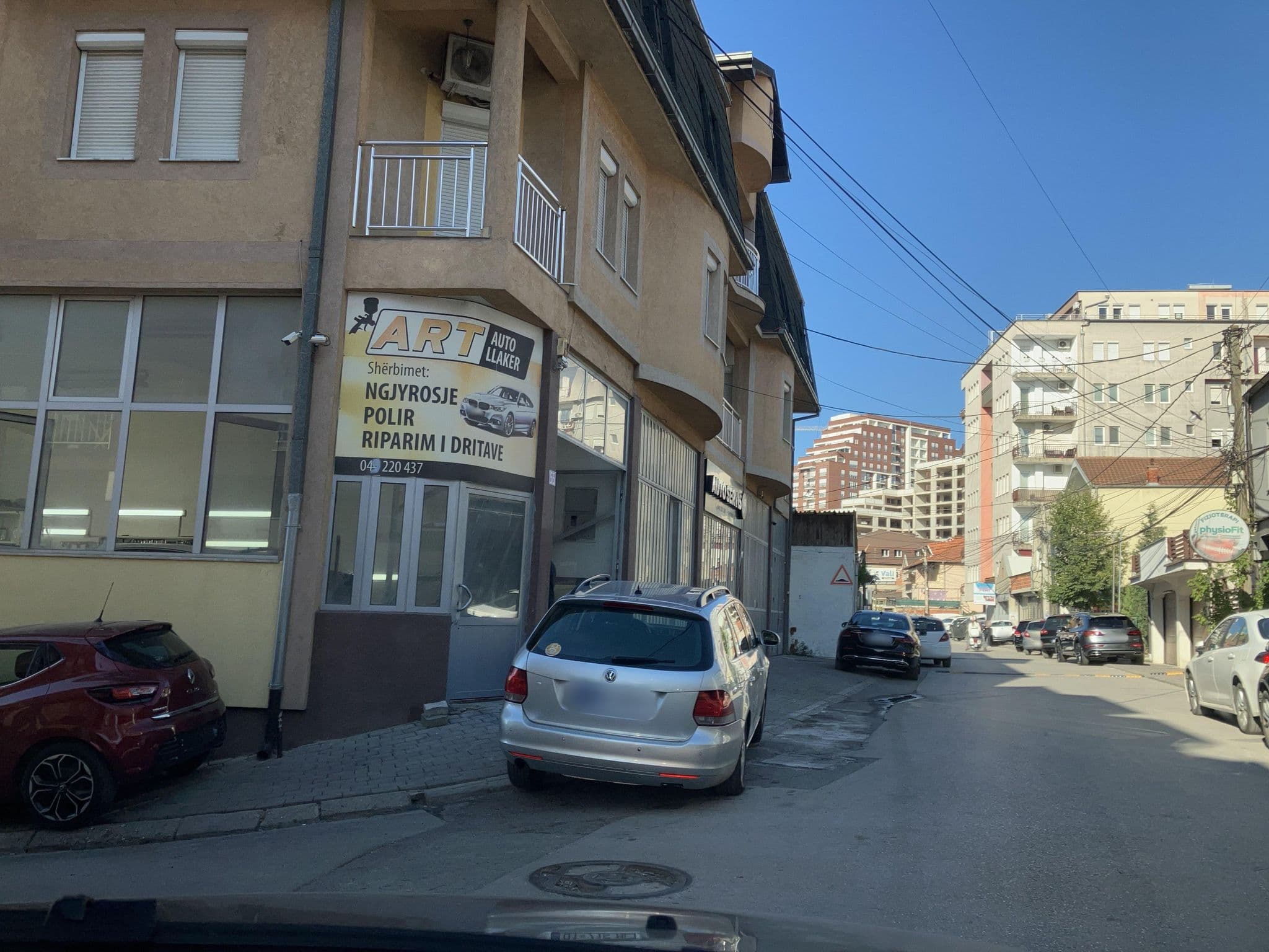 Street view near Hotel Callisto, Pristina — © ardob11 (CC BY-SA · Mapillary)