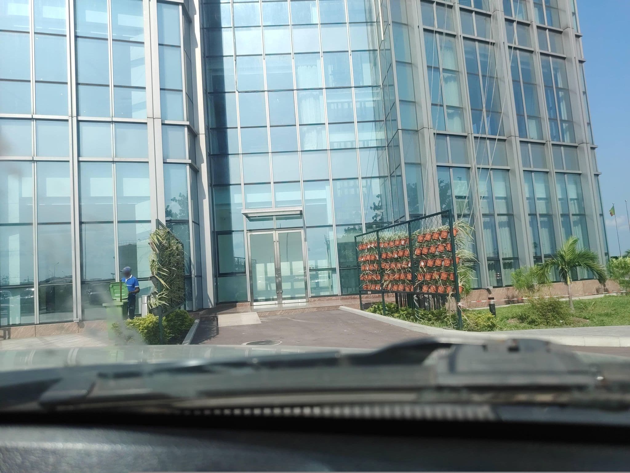 Street view near Hilton Brazzaville Les Tours Jumelles Hotel & Residences, Brazzaville — © orlanto (CC BY-SA · Mapillary)