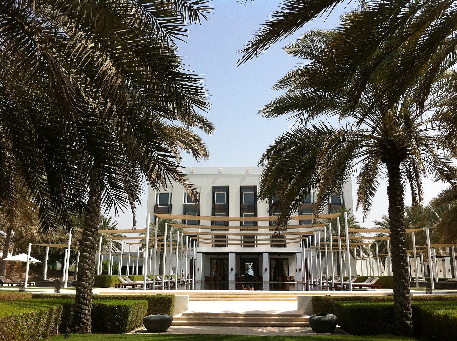 The Chedi Muscat (via Wikimedia Commons, CC BY-SA 2.0)