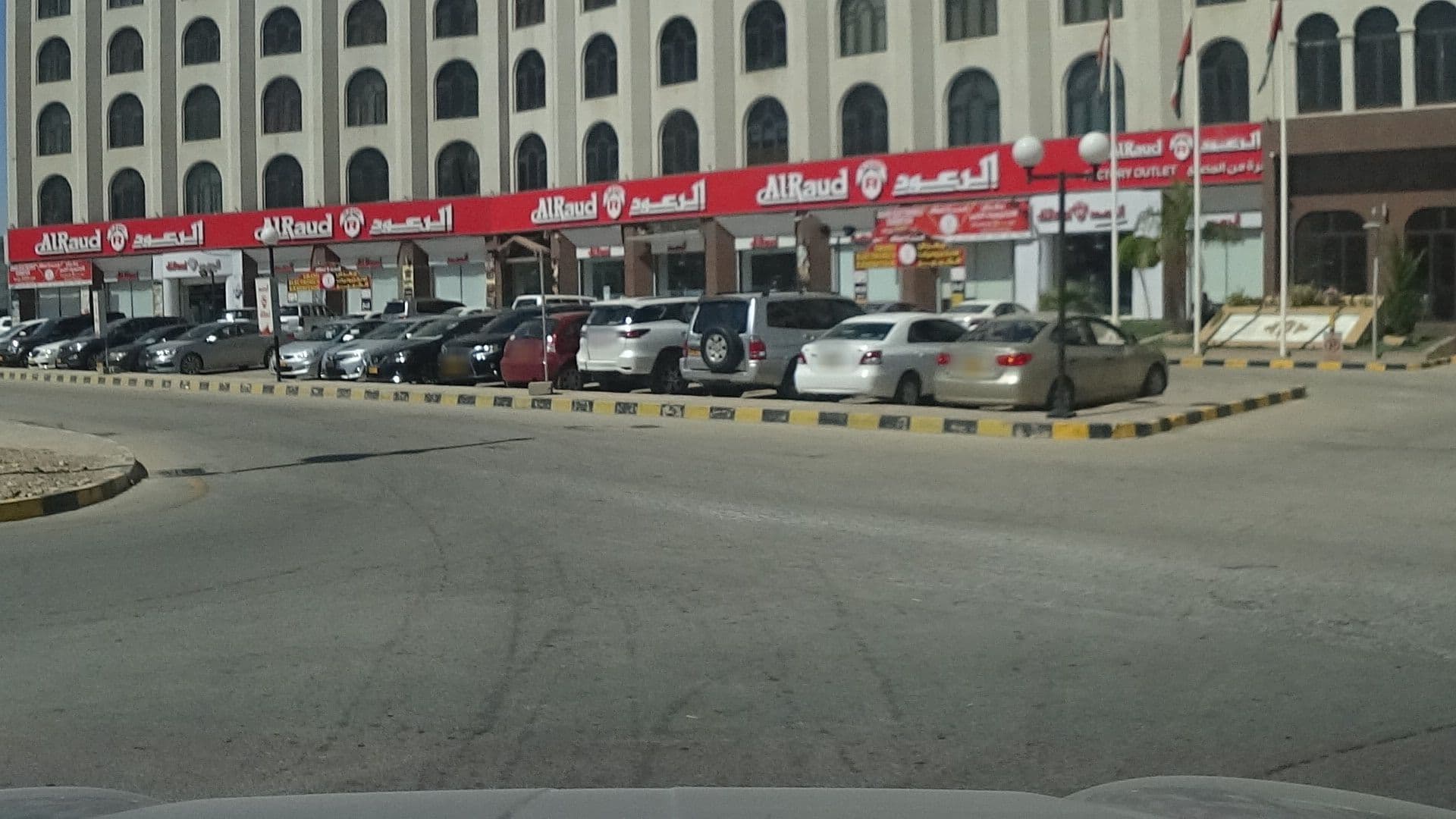 Street view near HAMDAN PLAZA HOTEL SALALAH, an HTG Hotel, Şalālah — © vbombaerts (CC BY-SA · Mapillary)