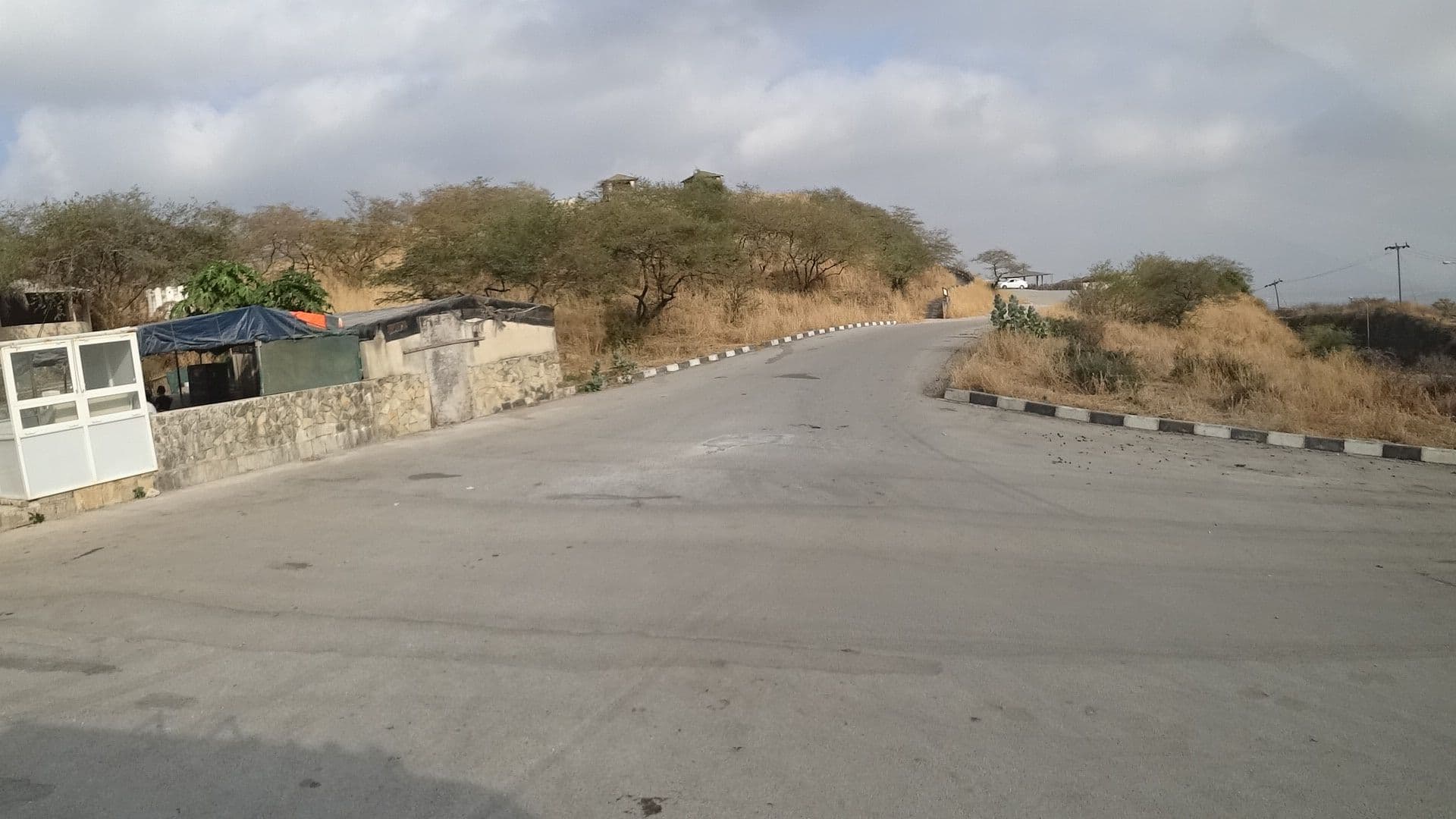 Street view near Serene Glamping | سيرين للتخييم الفاخر, Şalālah — © vbombaerts (CC BY-SA · Mapillary)