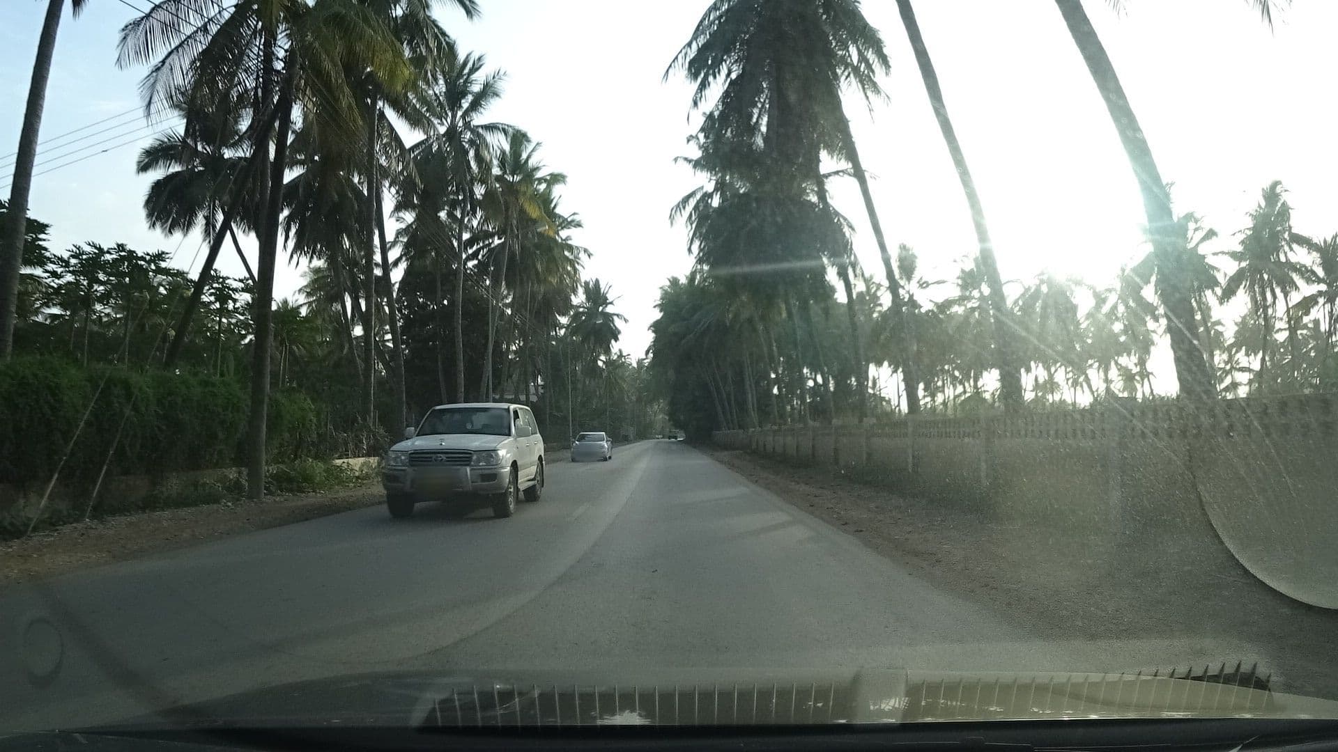 Street view near Casa Di Legno Resort, Şalālah — © vbombaerts (CC BY-SA · Mapillary)