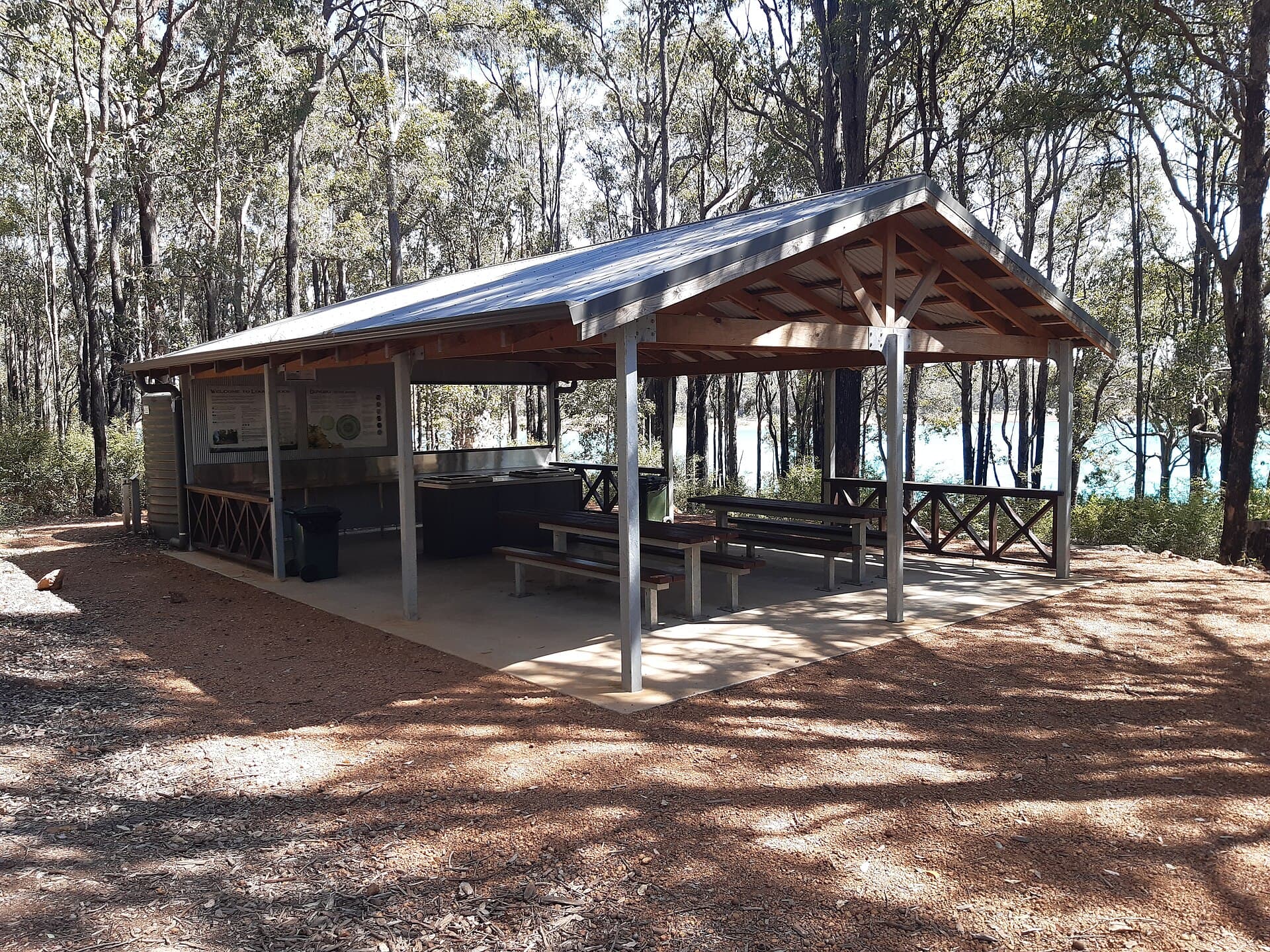 Lake Brockman Tourist Park (via Wikimedia Commons, CC BY-SA 4.0)