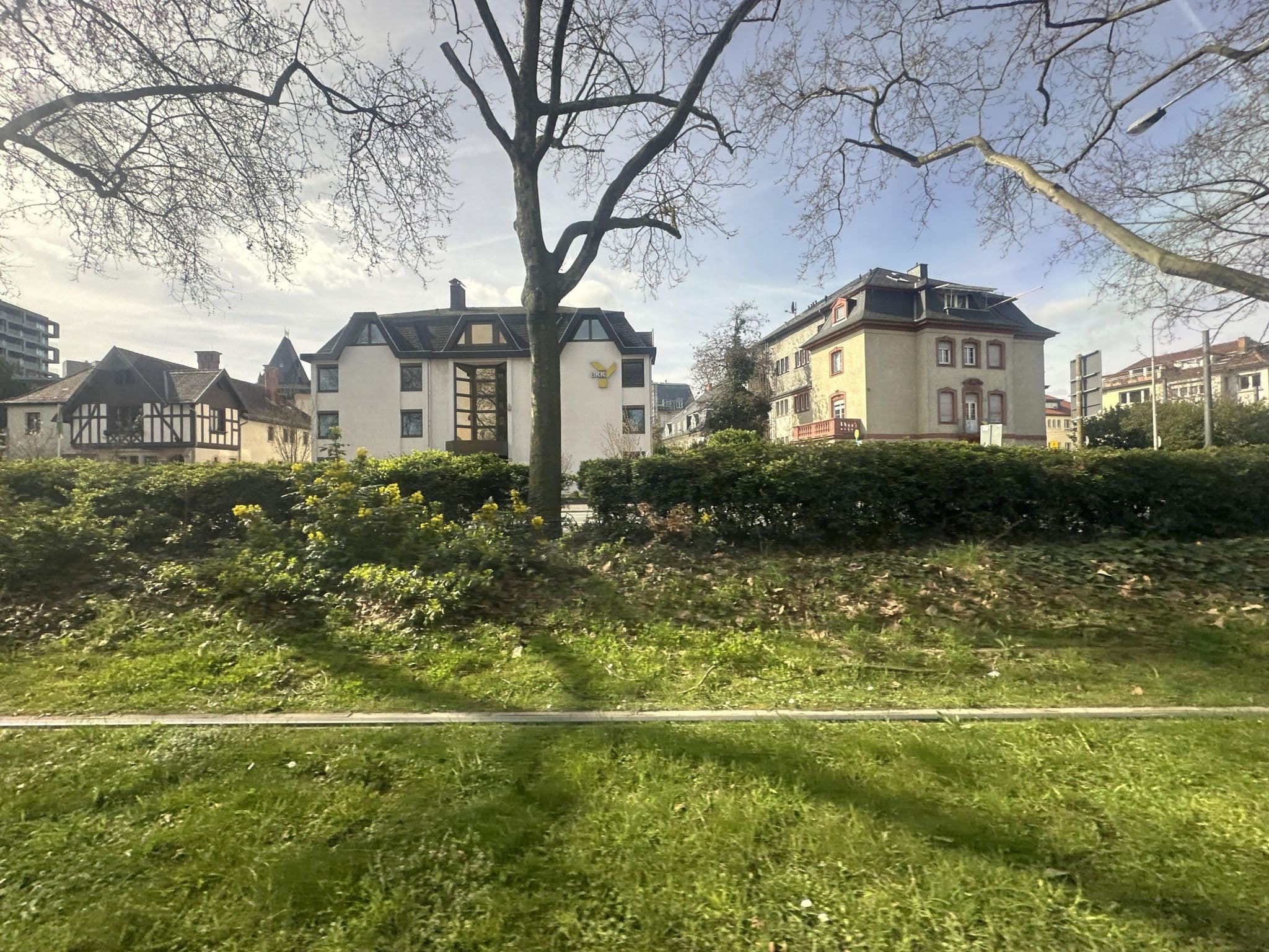 Street view near Boardinghouse Frankfurt - Hoffmann und Einsiedel KG, Frankfurt am Main — © quickness805 (CC BY-SA · Mapillary)