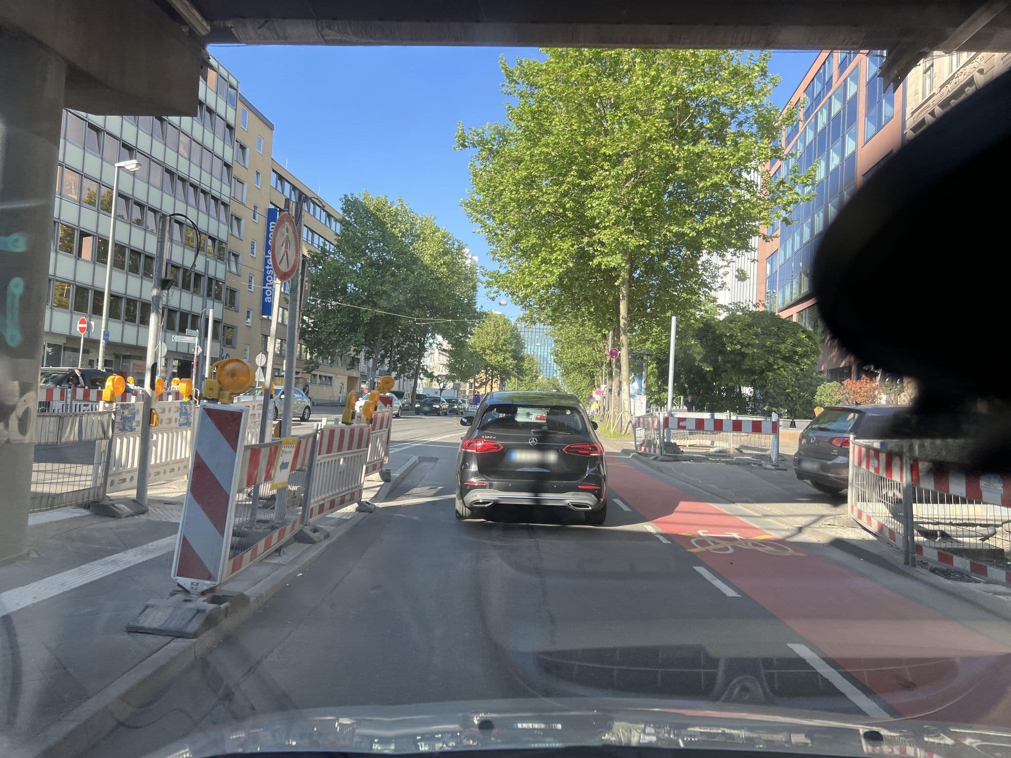 Street view near SOALTEE WESTEND | Frankfurt Messe, Gallus — © robffm (CC BY-SA · Mapillary)