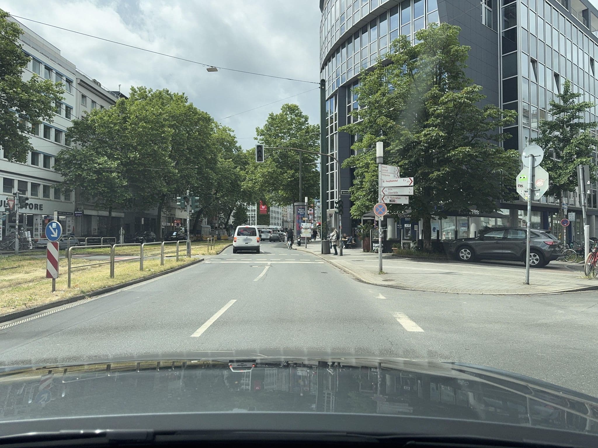 Street view near Victoria Apartments GmbH, Düsseldorf — © endradon (CC BY-SA · Mapillary)