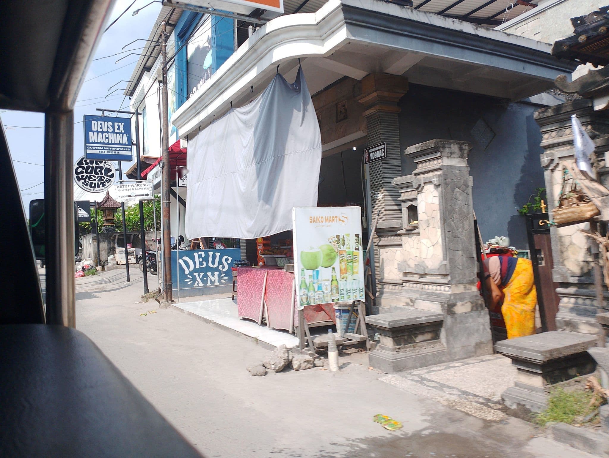 Street view near Nalaroka Inn, Klungkung
