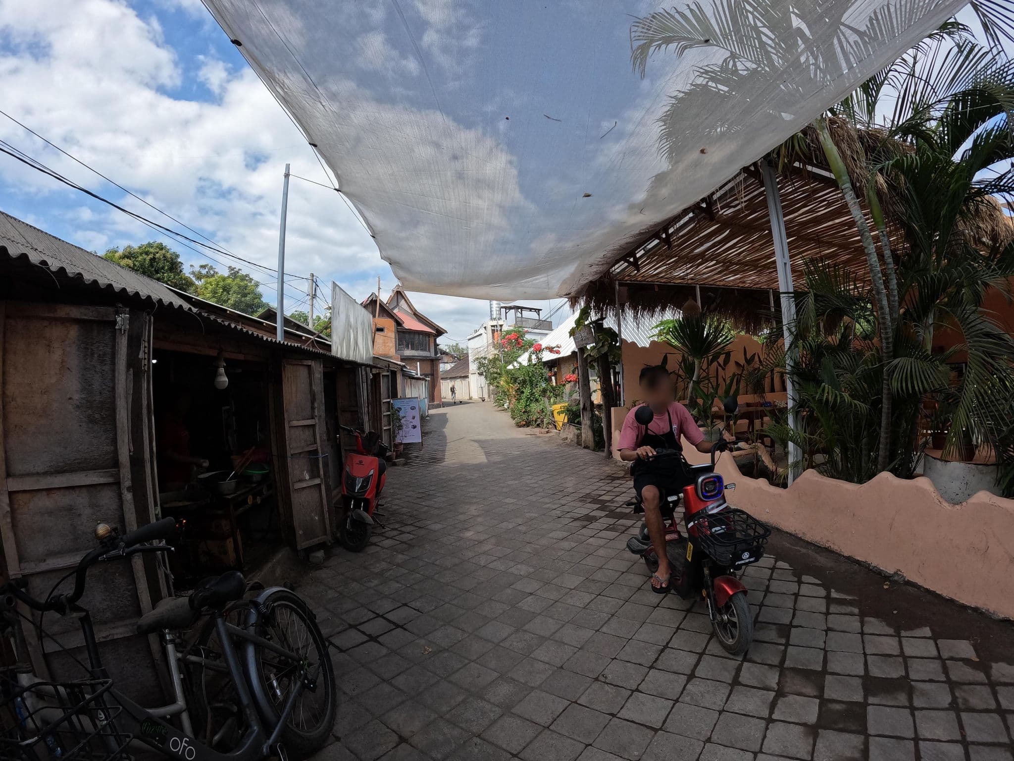 Street view near Whitehouse Homestay, Gili Trawangan