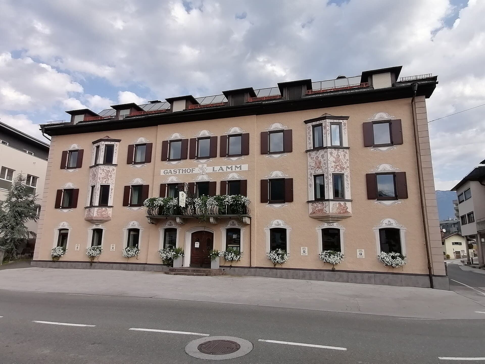Gasthof Weißes Lamm (via Wikimedia Commons, CC BY-SA 4.0)