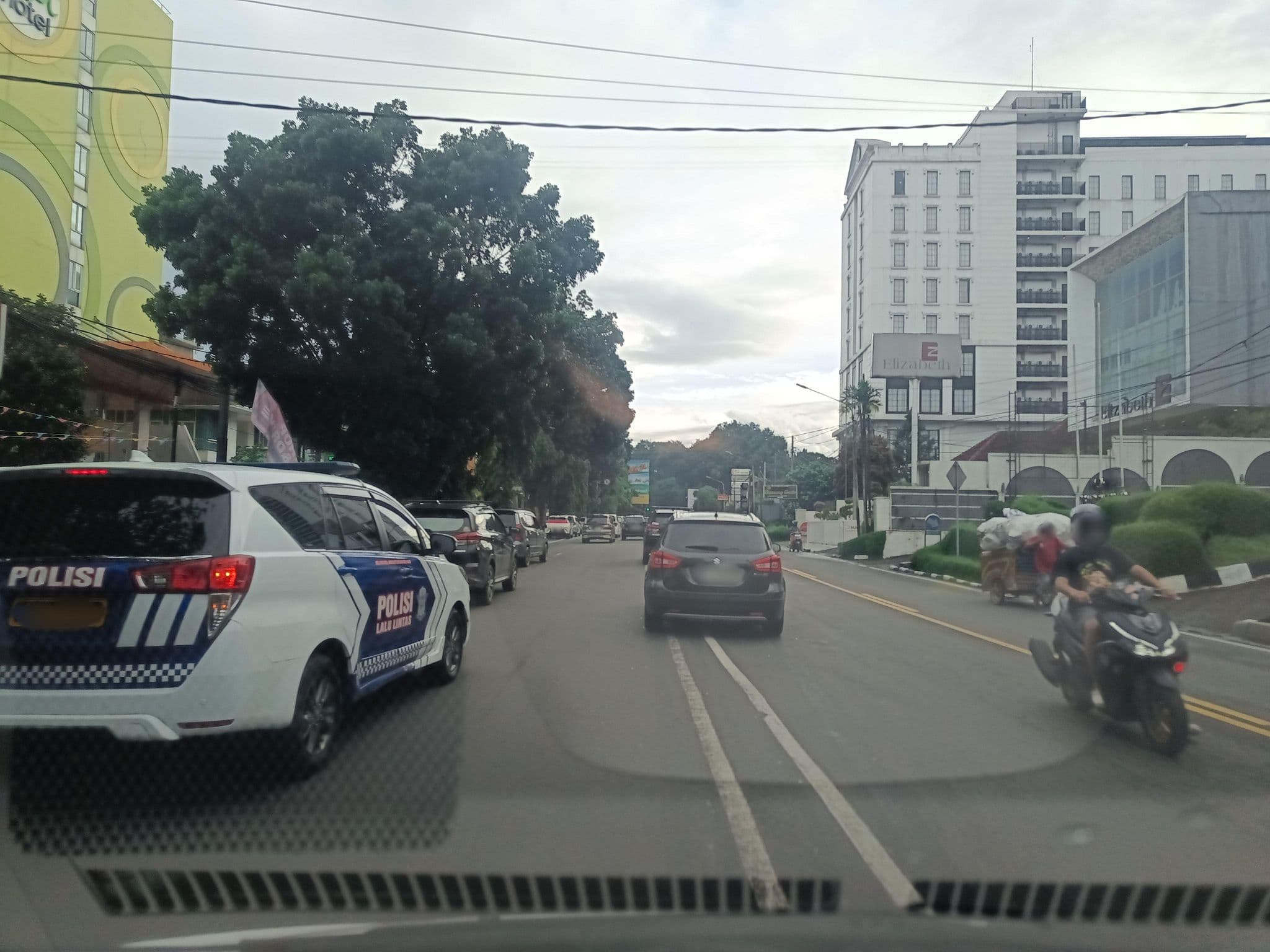 Street view near sasana Grand Pangrango, Bogor — © hen0ch (CC BY-SA · Mapillary)