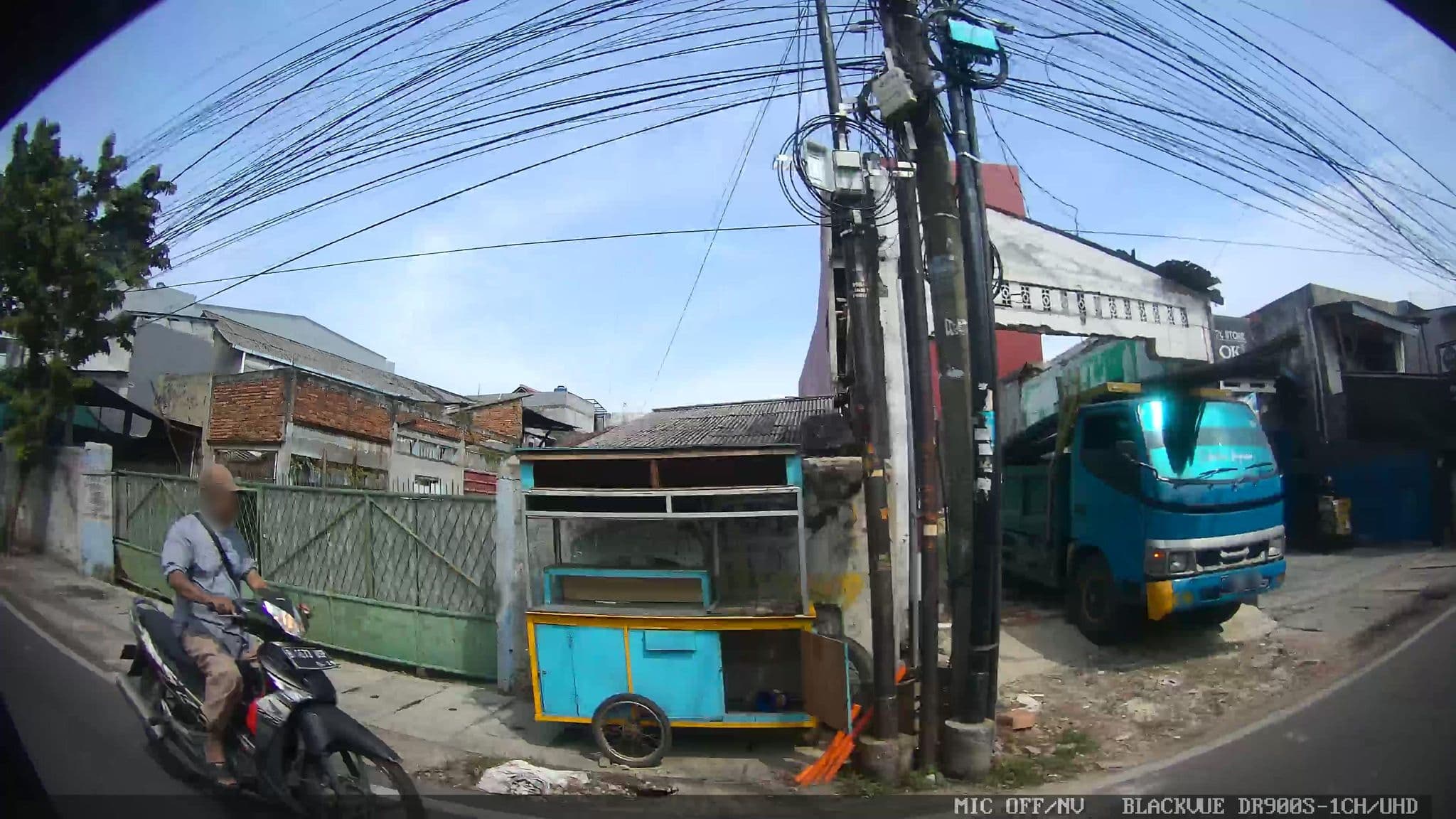 Street view near Saudara Satu, Utan — © Kaart---RIGHT (CC BY-SA · Mapillary)