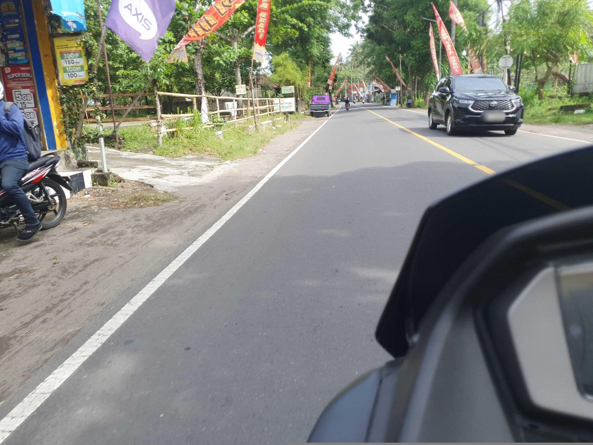 Street view near Fortuna, Senggigi