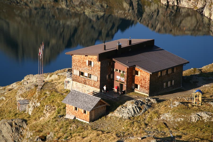 Wangenitzseehütte (via Wikimedia Commons, CC BY-SA 2.0 de)