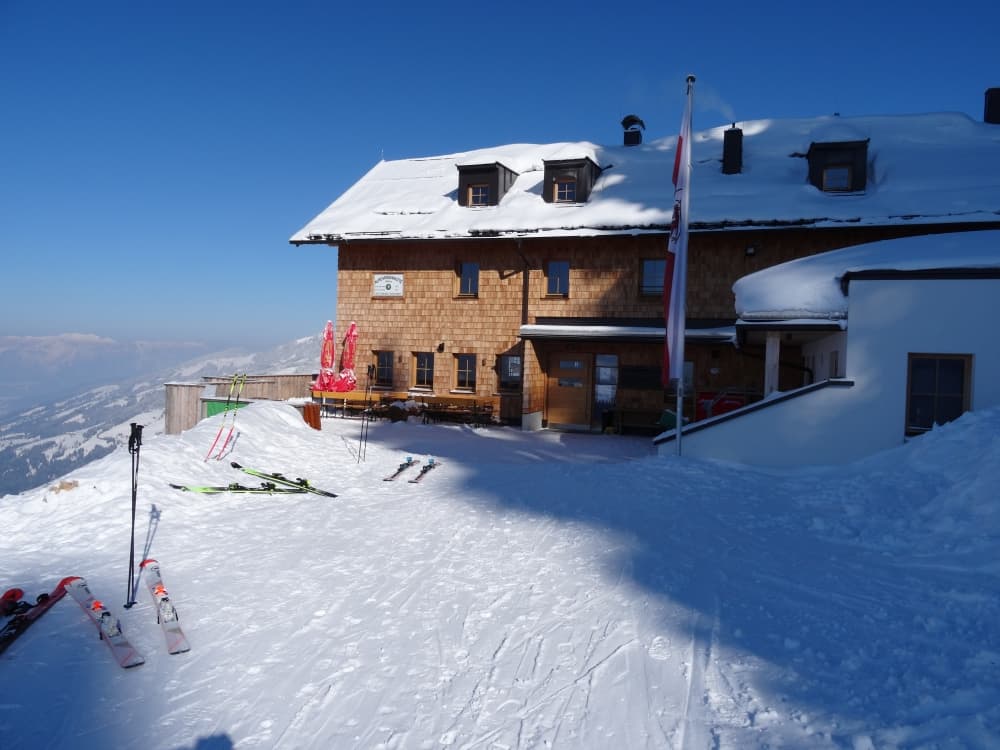 Alpenrosenhütte (via Wikimedia Commons, CC BY-SA 4.0)