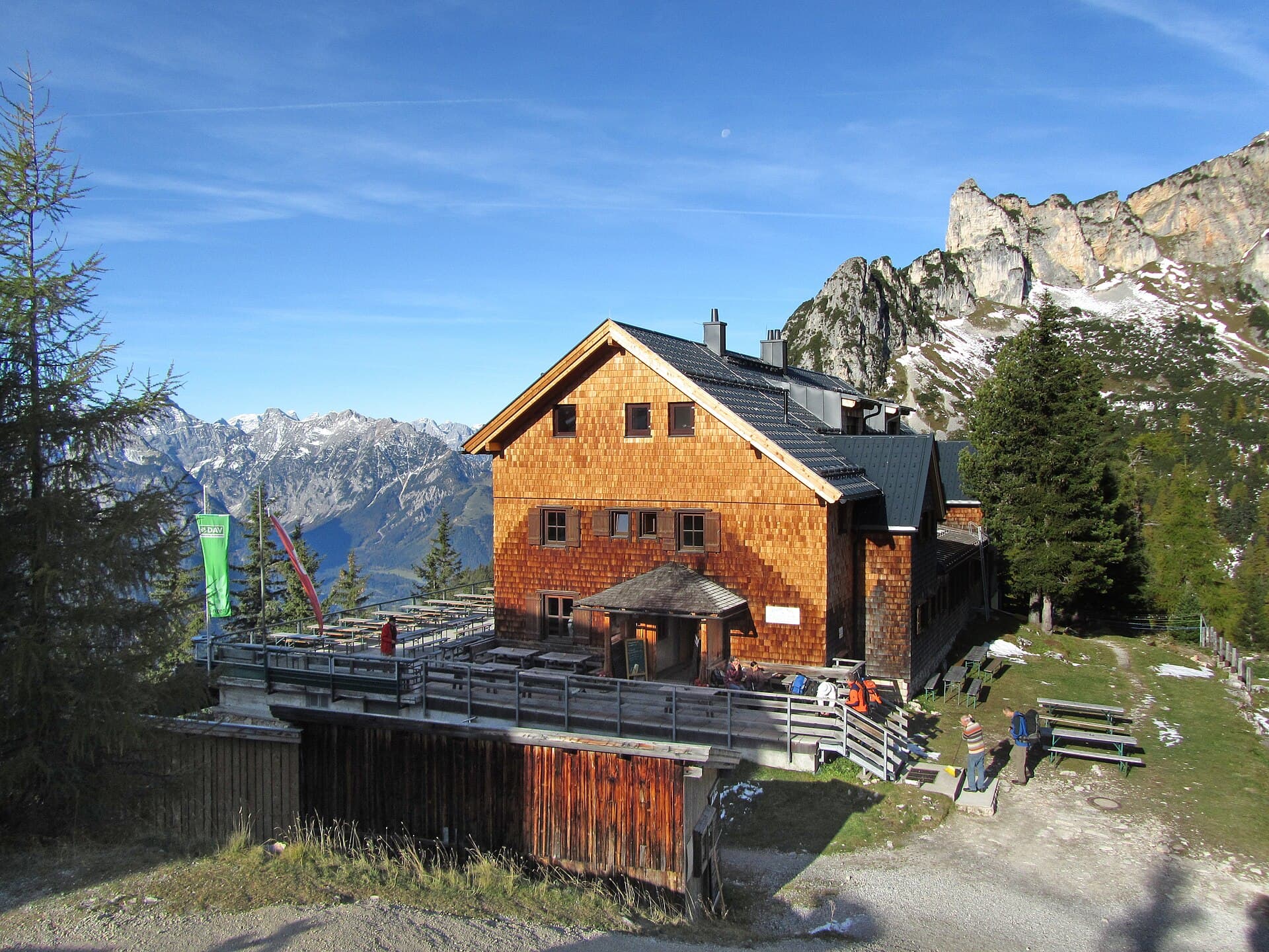 Erfurter Hütte (via Wikimedia Commons, CC BY-SA 3.0)