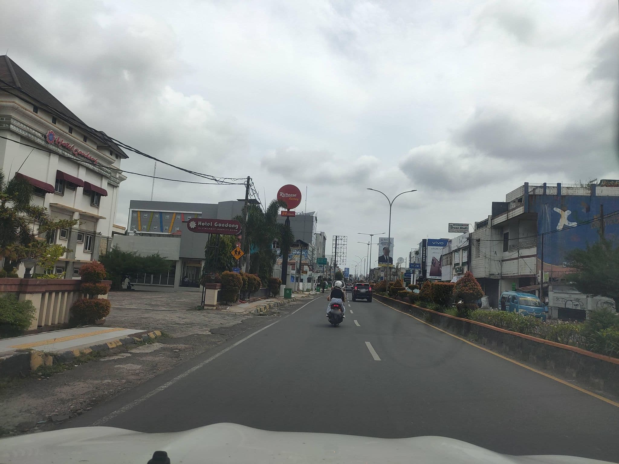 Street view near Hotel Gondang, Cilegon — © Kaart_Local (CC BY-SA · Mapillary)