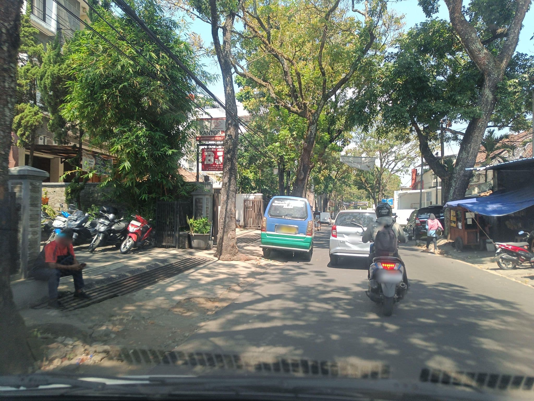 Street view near Arwiga Hotel, Bandung — © hen0ch (CC BY-SA · Mapillary)