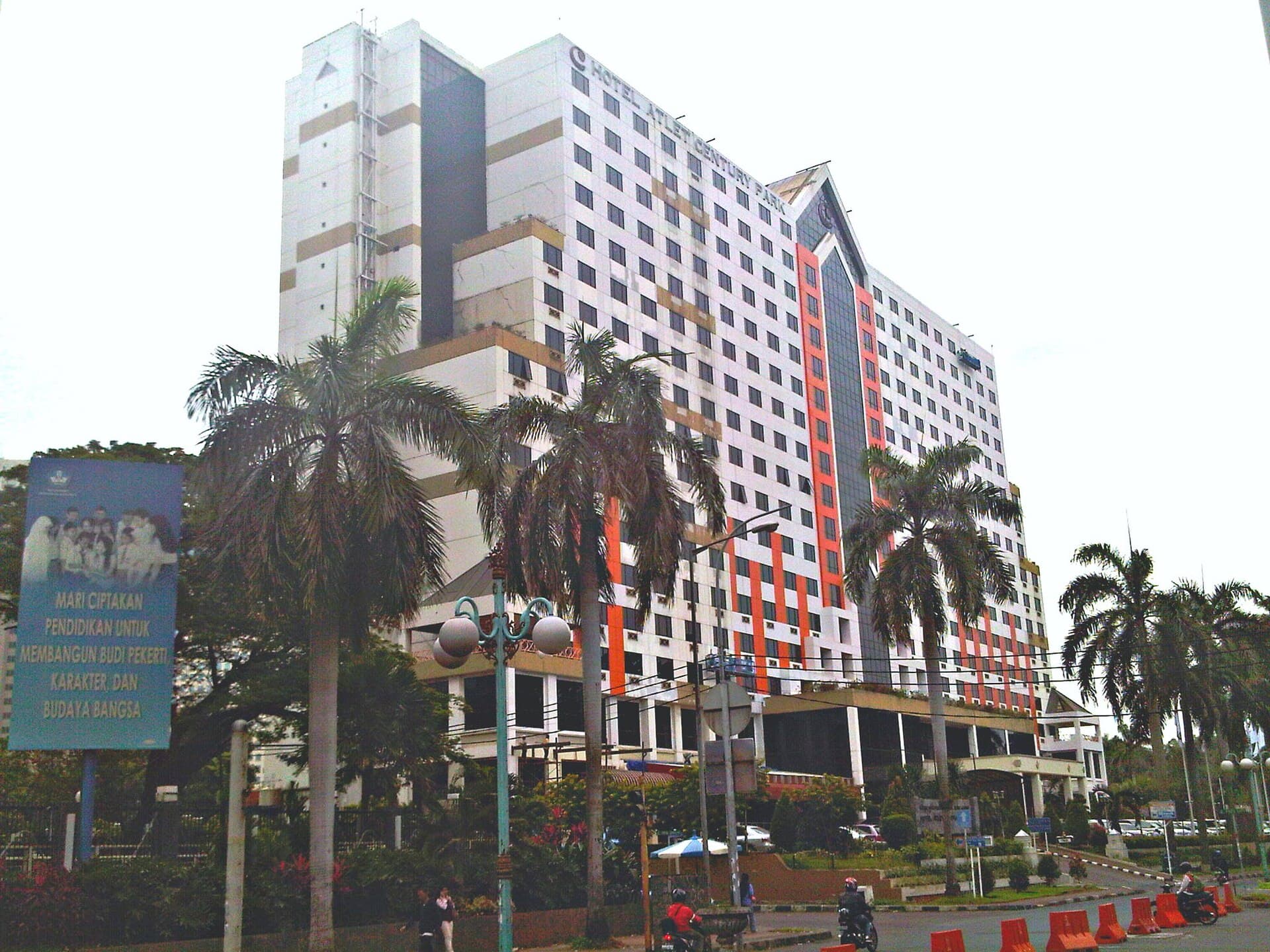 ARTOTEL Gelora Senayan Jakarta (via Wikimedia Commons, CC BY-SA 3.0)