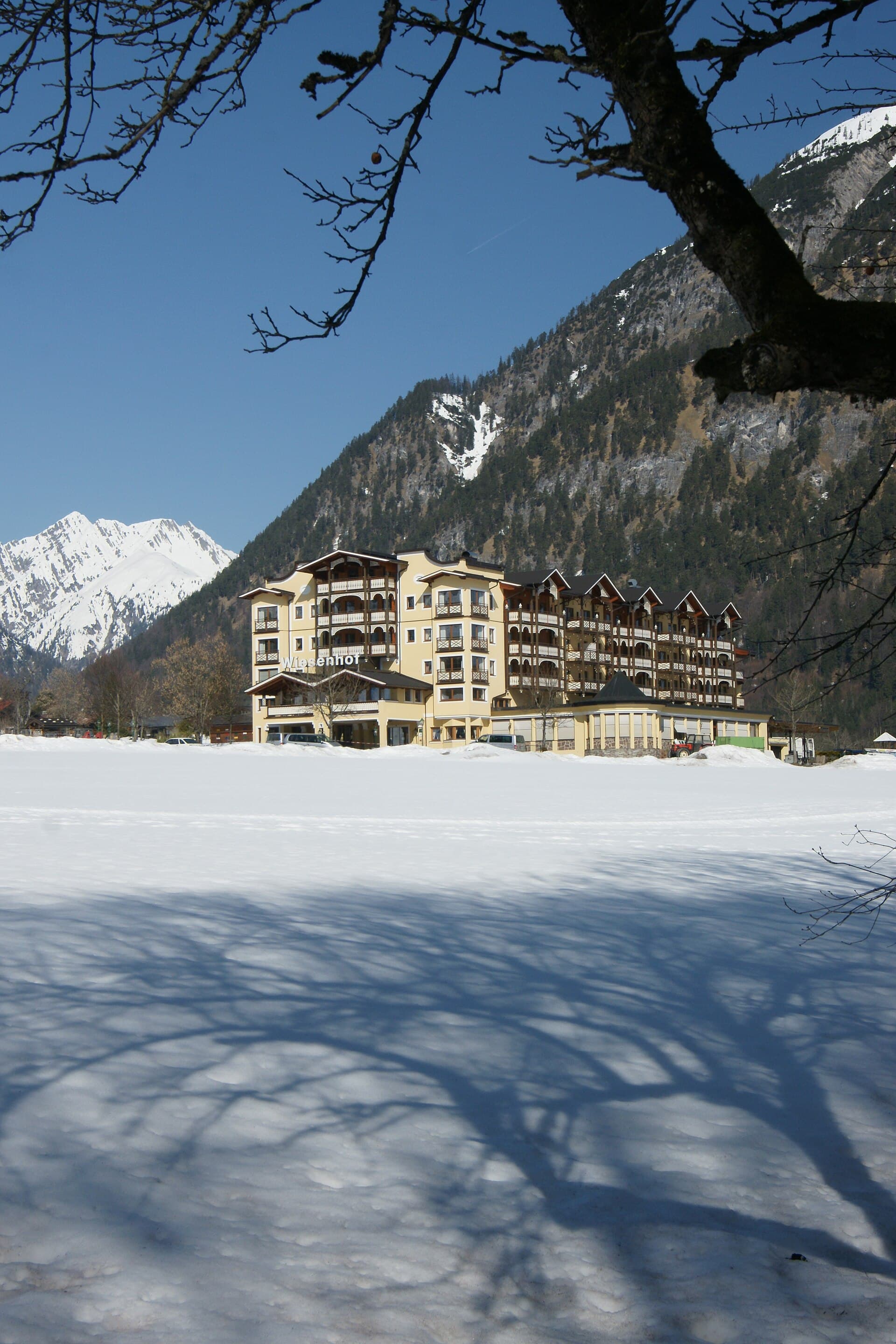 Der Wiesenhof (via Wikimedia Commons, CC BY-SA 2.5)