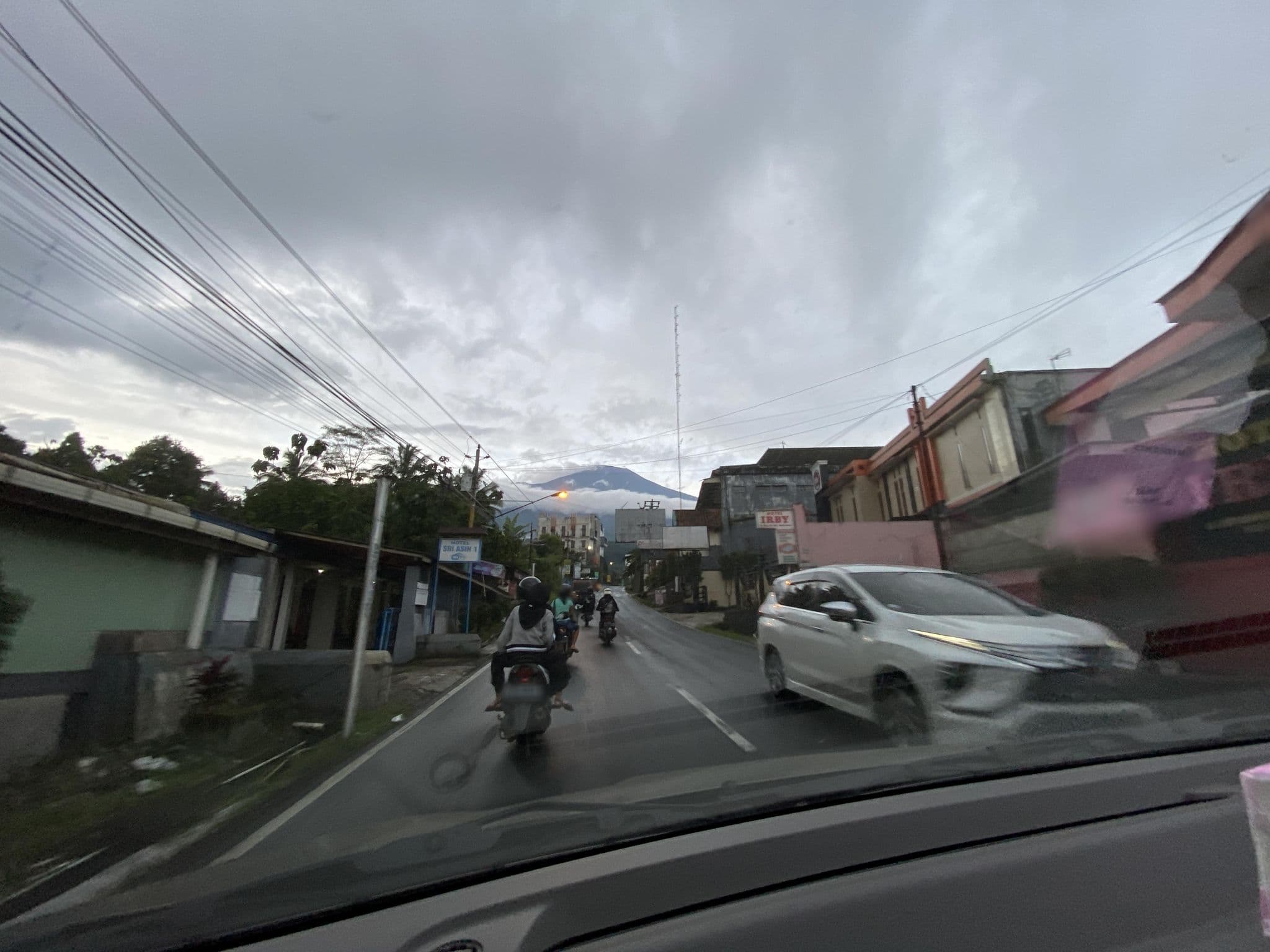Street view near Hotel Mawar Agung 2, Baturaden — © kikik (CC BY-SA · Mapillary)