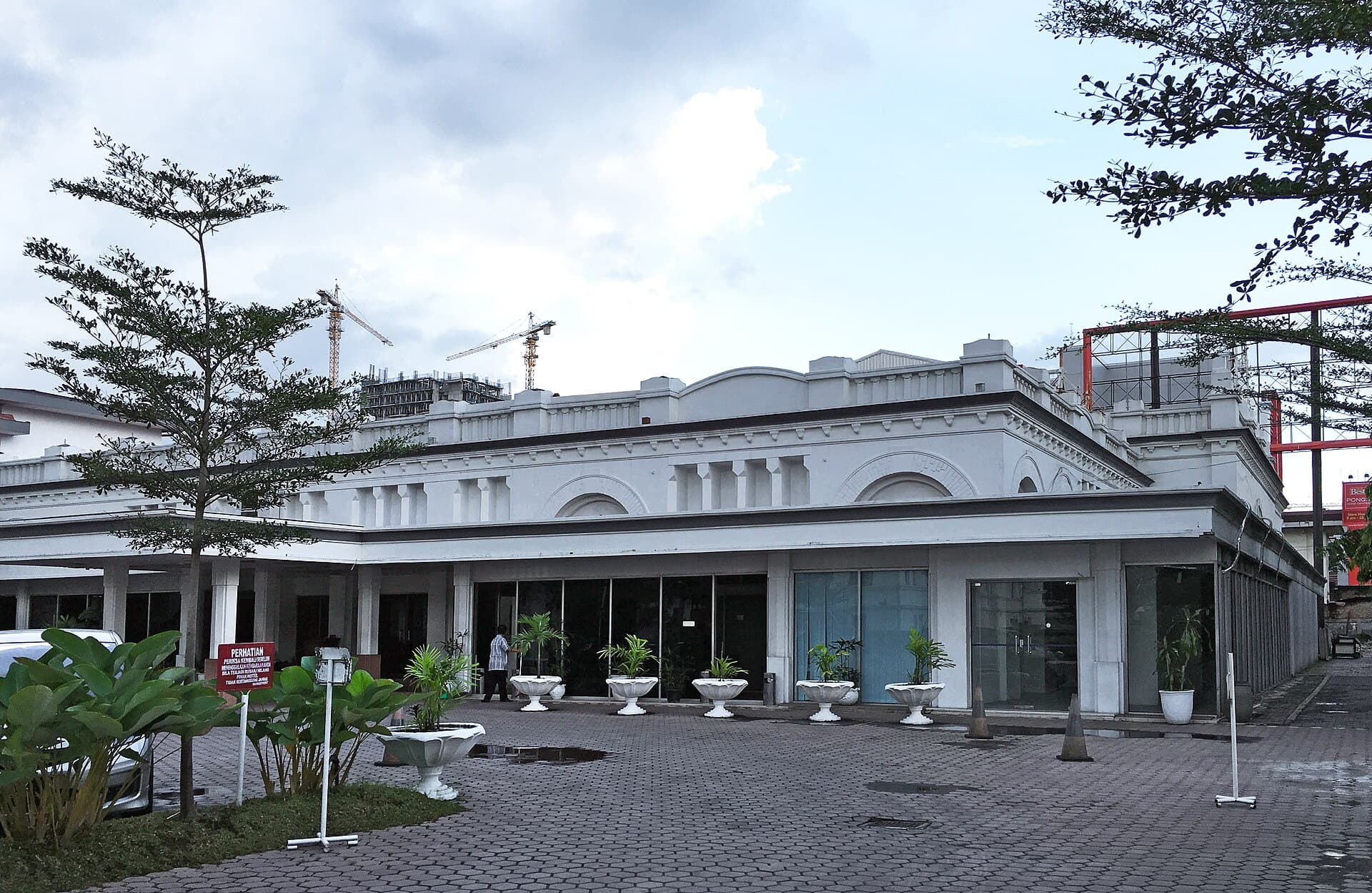 Grand Inna Hotel Medan (via Wikimedia Commons, CC BY-SA 4.0)