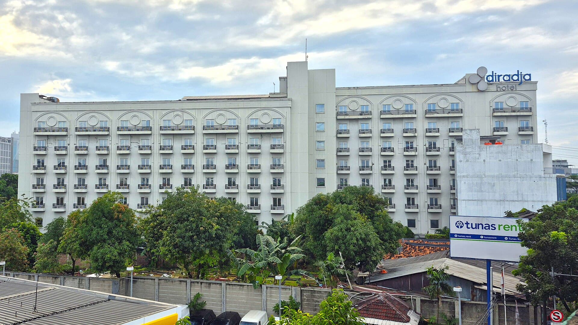Hotel Diradja (via Wikimedia Commons, CC BY-SA 4.0)