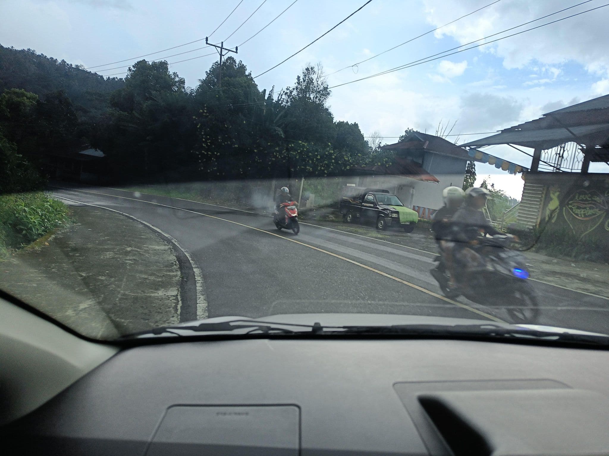 Street view near Hotel Dan Restoran Makatembo, Tomohon — © hen0ch (CC BY-SA · Mapillary)