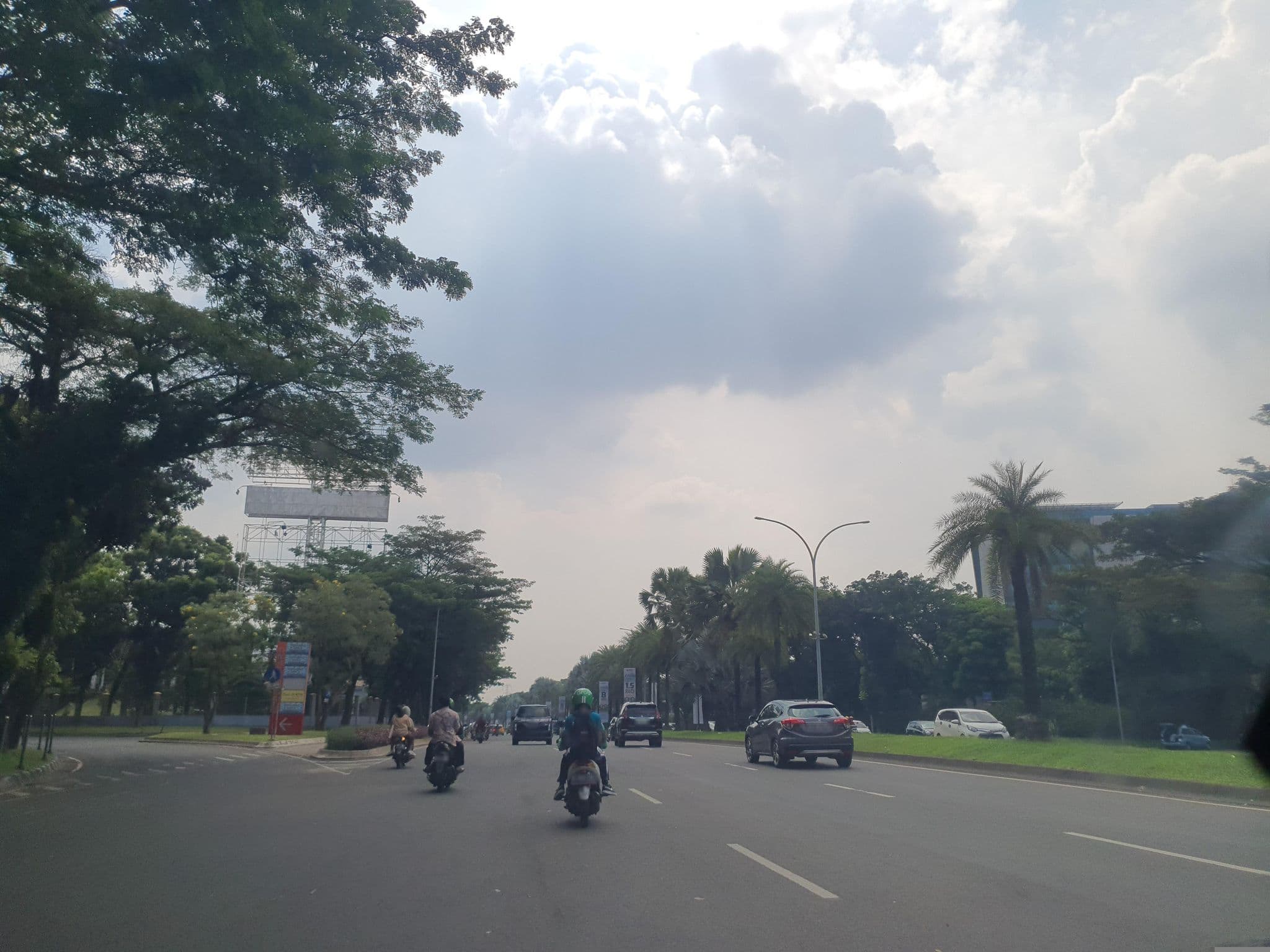 Street view near Hotel Santika Premiere Bintaro, South Tangerang — © FotoPeta (CC BY-SA · Mapillary)