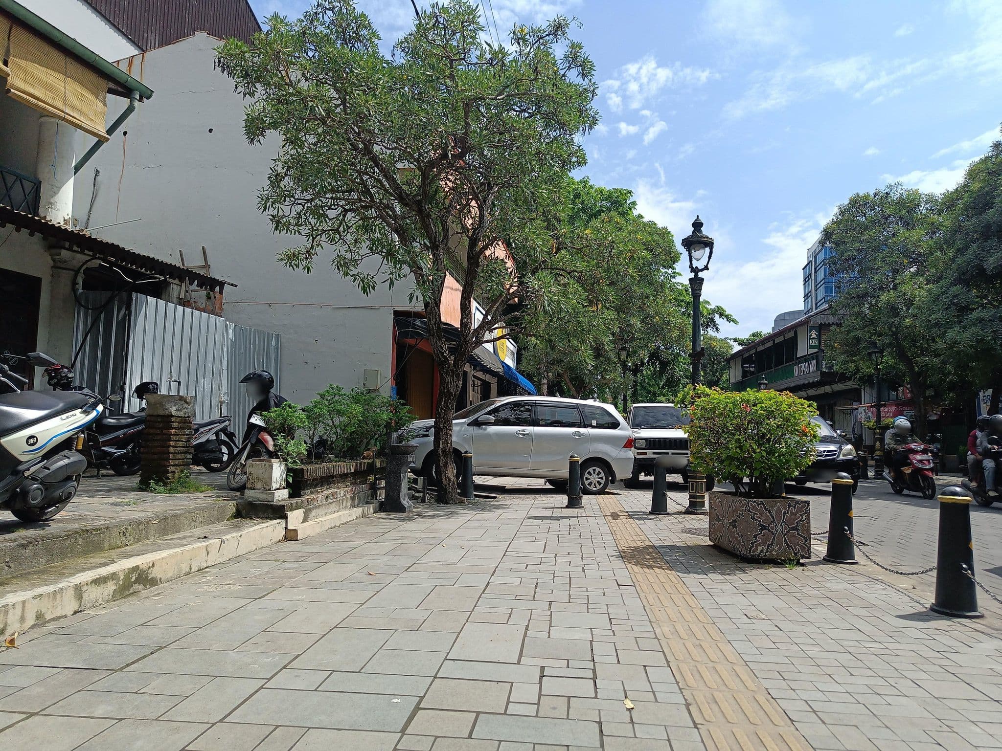 Street view near OYO 422 Achterhuis Guesthouse, Semarang — © hen0ch (CC BY-SA · Mapillary)