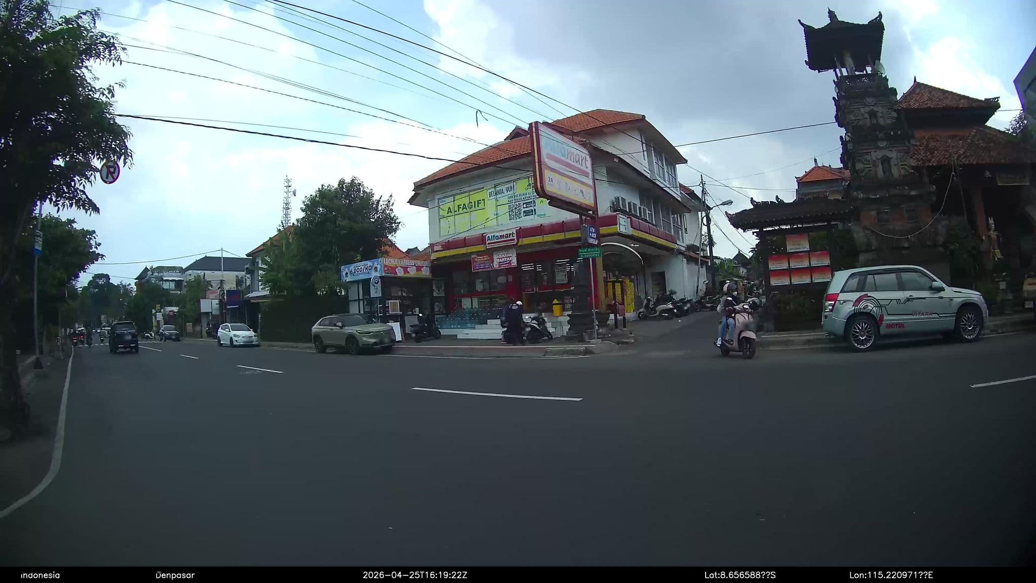 Street view near Hotel Kayu Mas Inn, Denpasar — © Kaart---RIGHT (CC BY-SA · Mapillary)
