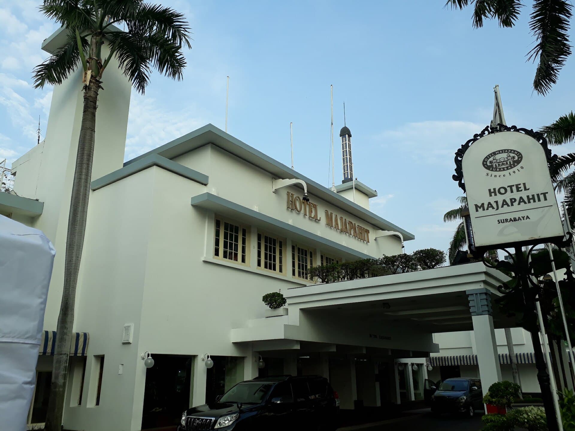 Hotel Majapahit (via Wikimedia Commons, CC BY-SA 4.0)