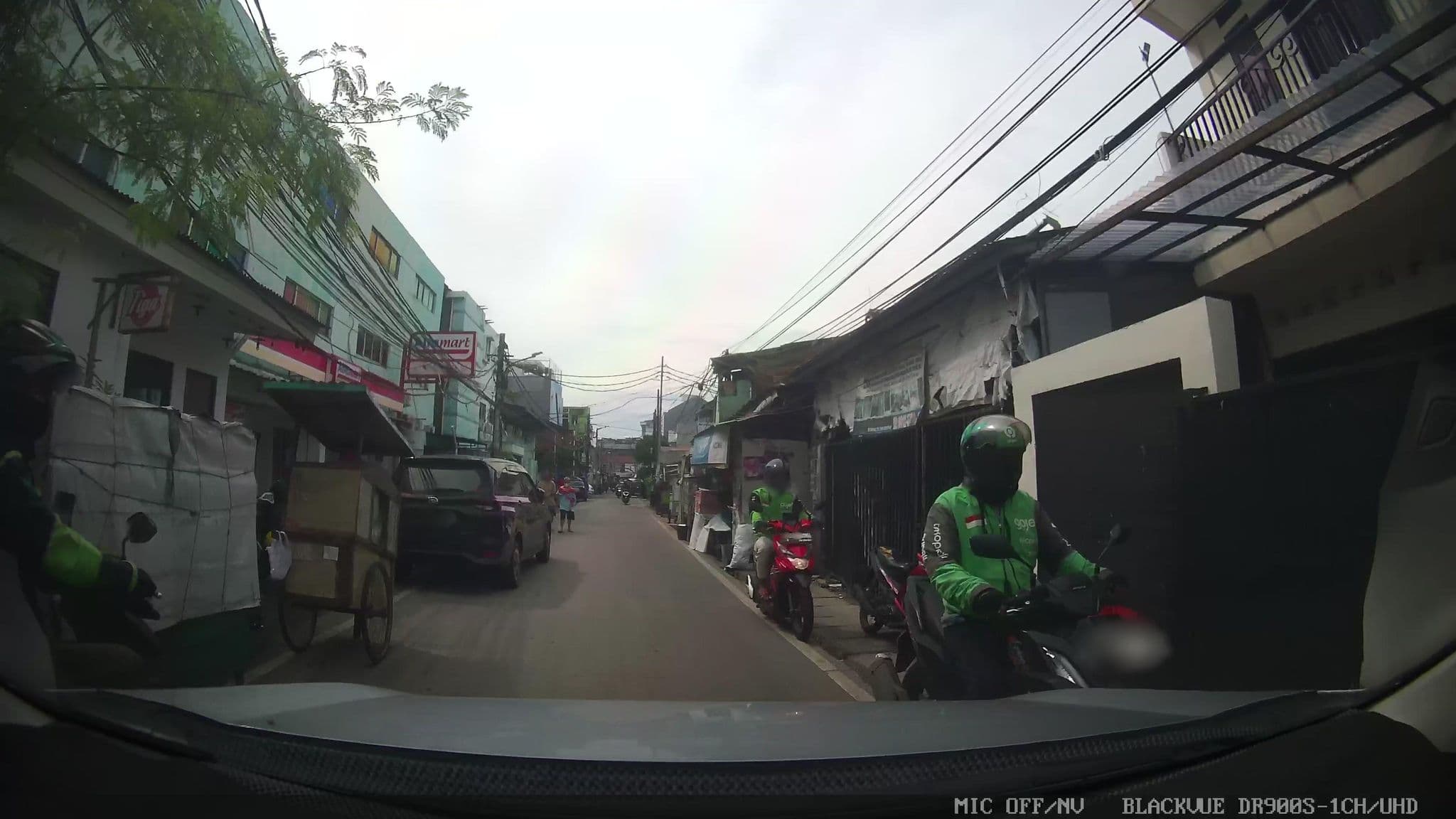 Street view near Hotel Tiga Nur, Jakarta — © Kaart---FRONT (CC BY-SA · Mapillary)
