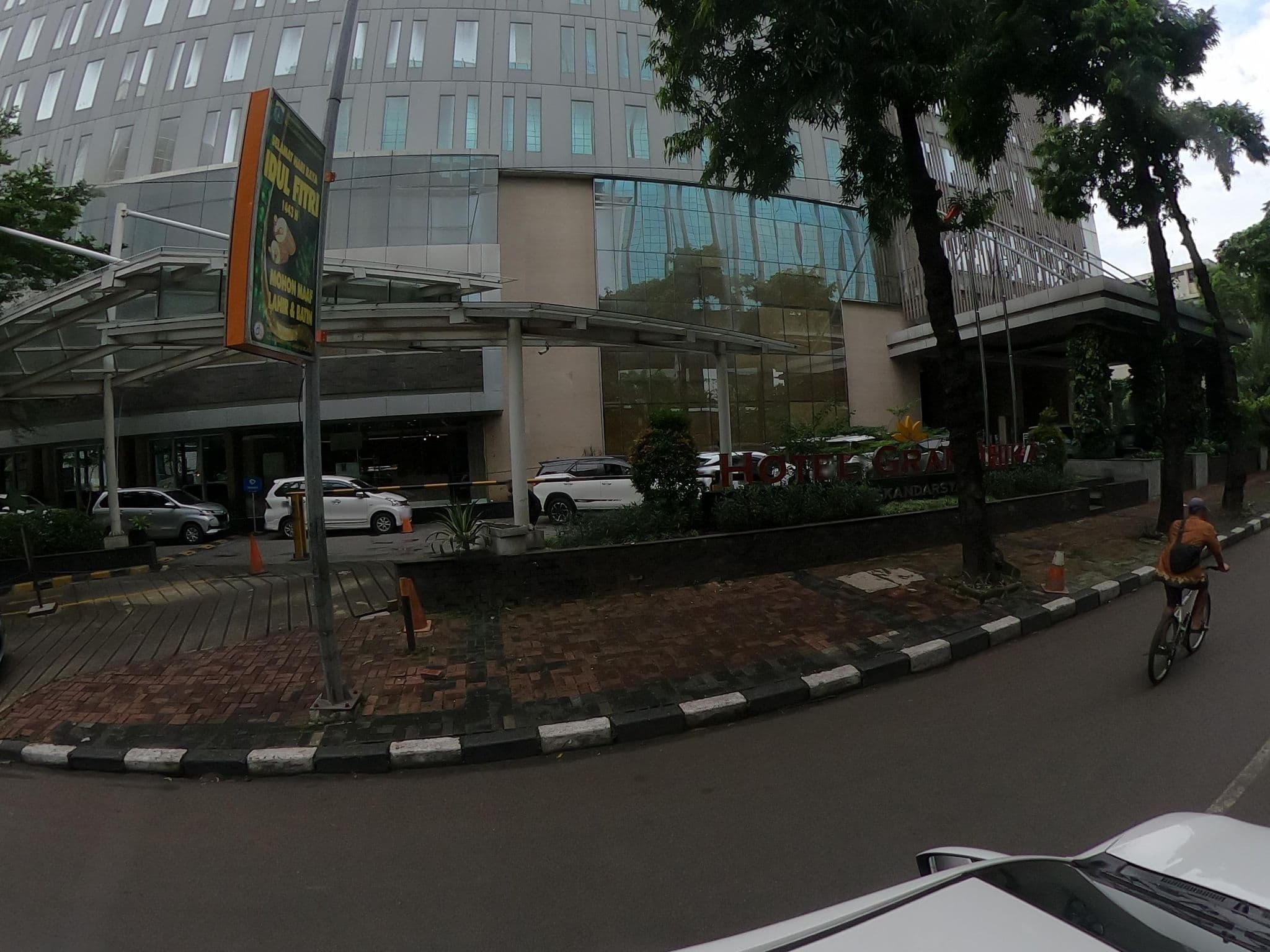 Street view near Hotel Grandhika Iskandarsyah, Jakarta — © kaart_360 (CC BY-SA · Mapillary)
