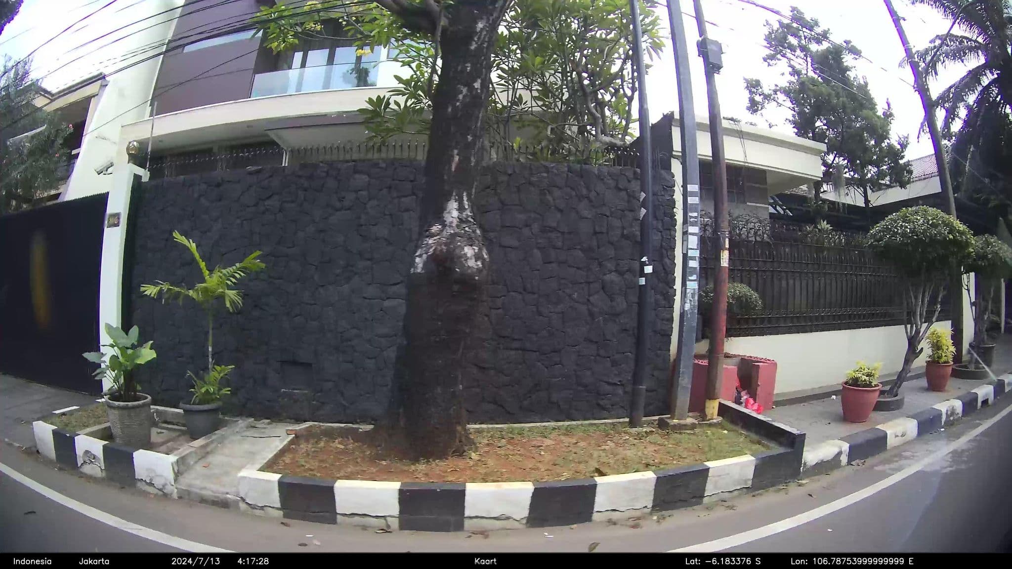 Street view near Kos Ibu Titin, Jakarta — © kaart_3 (CC BY-SA · Mapillary)