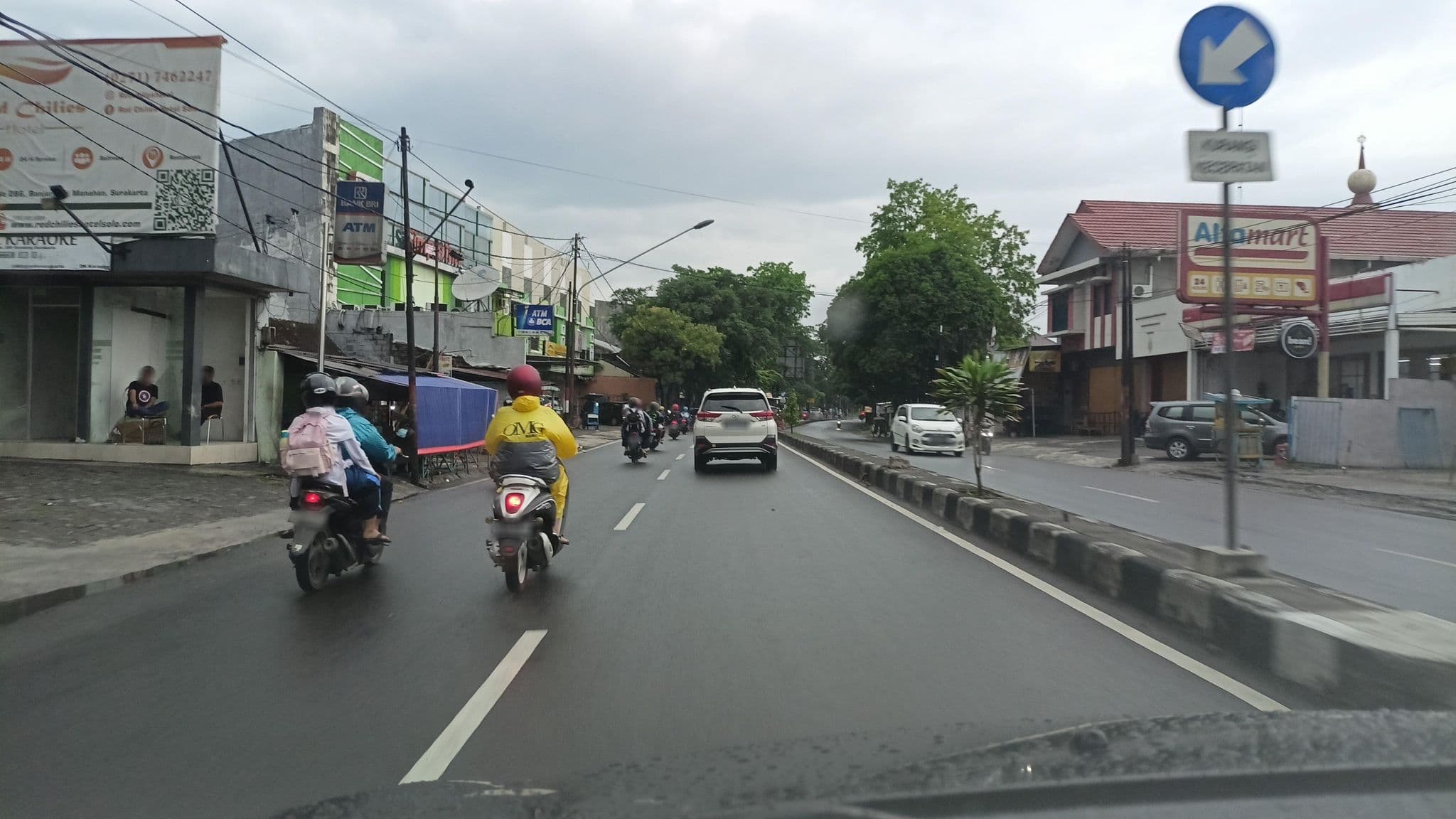 Street view near Red Chilies Hotel, Surakarta — © ardi93 (CC BY-SA · Mapillary)