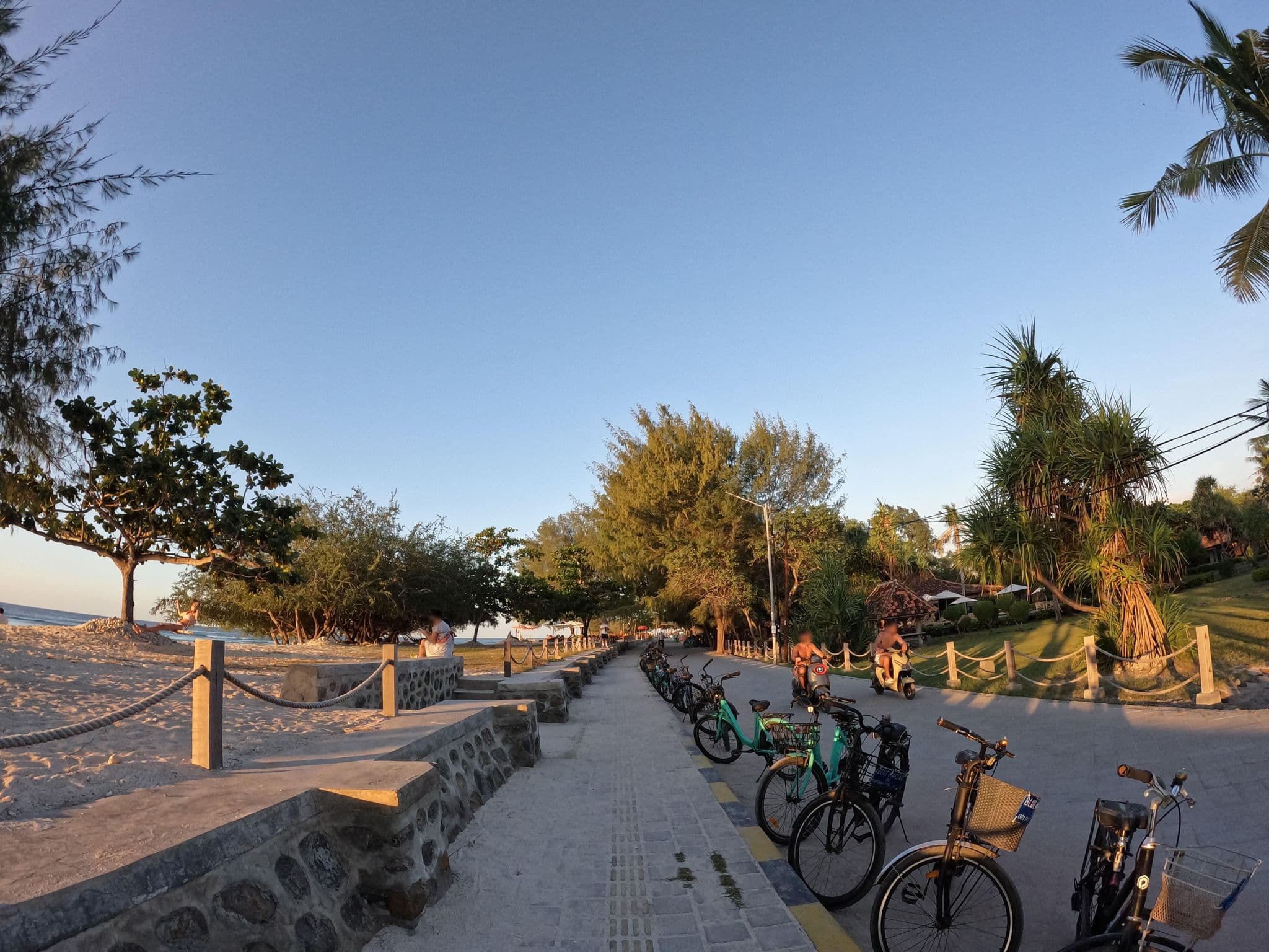 Street view near Desa Dunia Beda Beach Resort, Gili Trawangan — © lucomsky (CC BY-SA · Mapillary)