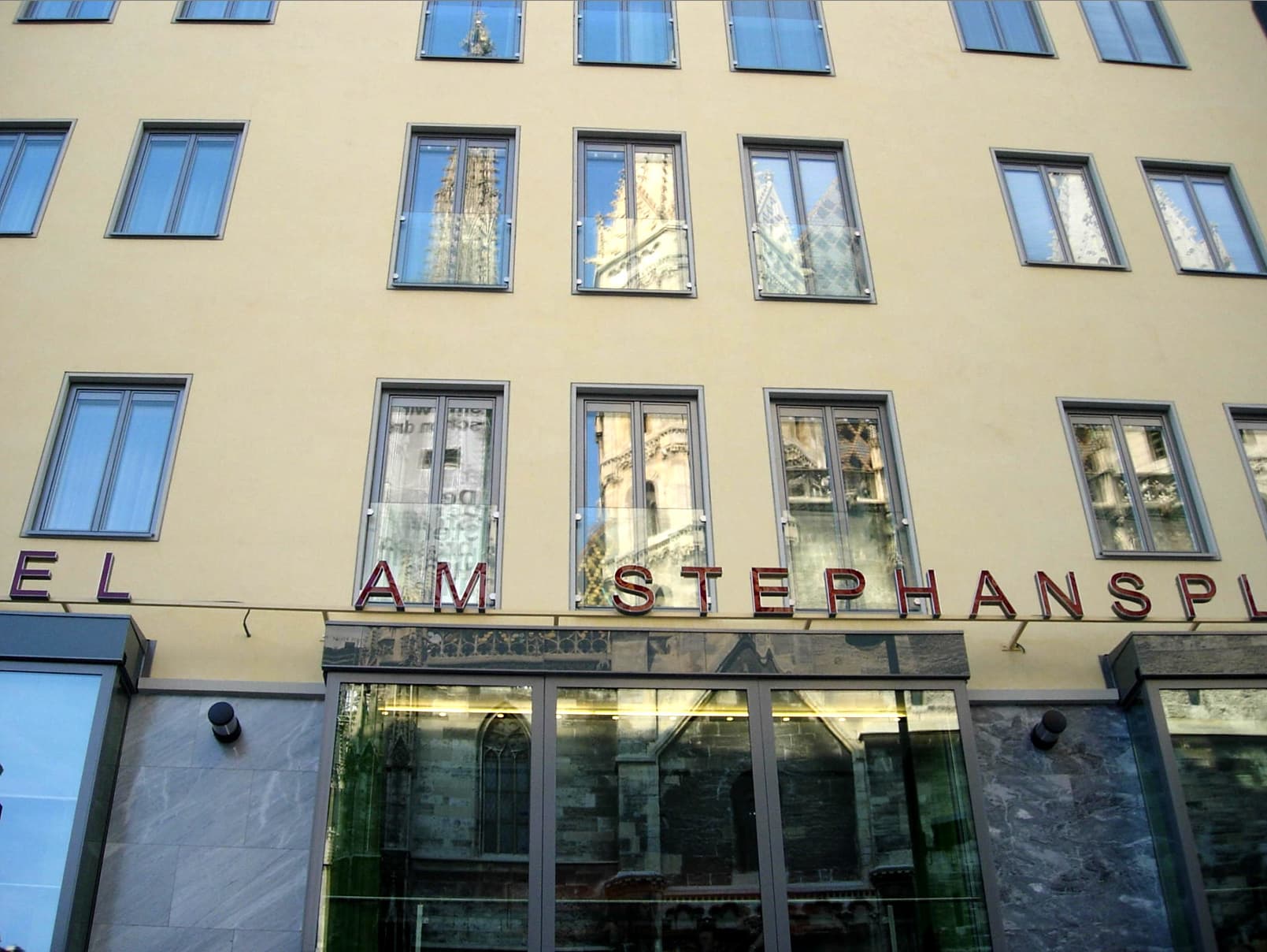 Hotel am Stephansplatz (via Wikimedia Commons, CC BY-SA 2.0)