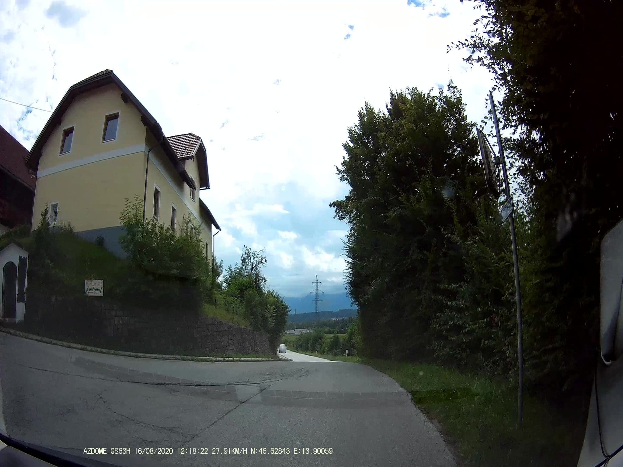 Street view near Fremdenzimmer, Landskron — © stefan147 (CC BY-SA · Mapillary)