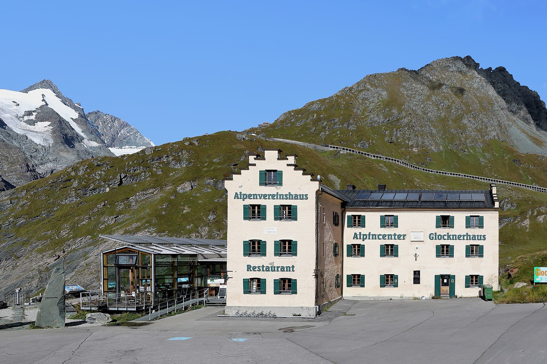 Glocknerhaus (via Wikimedia Commons, CC BY-SA 4.0)