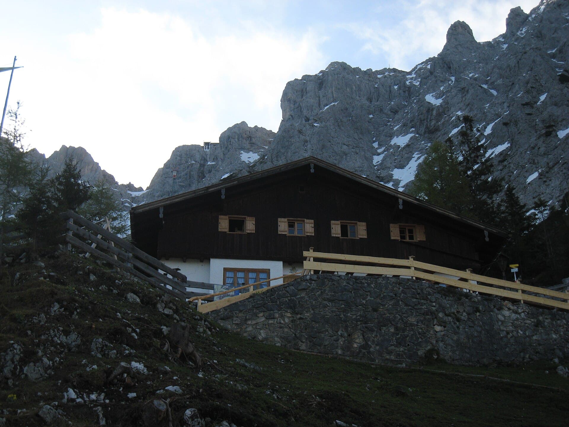 Mittenwalder Hütte (via Wikimedia Commons, CC BY-SA 3.0)