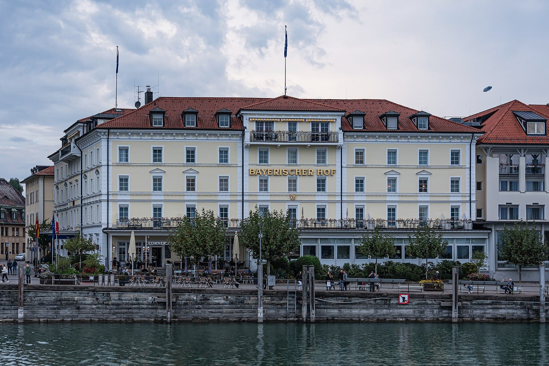 Bayerischer Hof (via Wikimedia Commons, FAL)