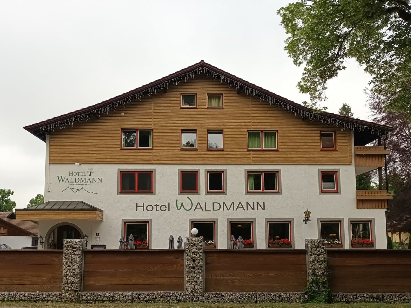 Hotel Waldmann (via Wikimedia Commons, CC BY-SA 4.0)