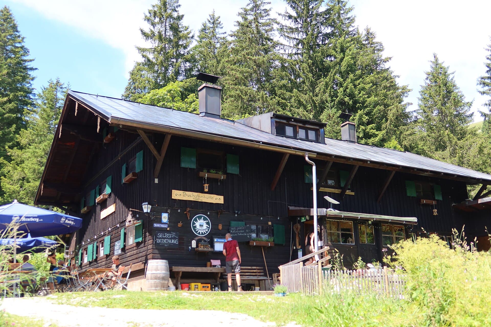Buchsteinhütte (via Wikimedia Commons, CC BY-SA 4.0)