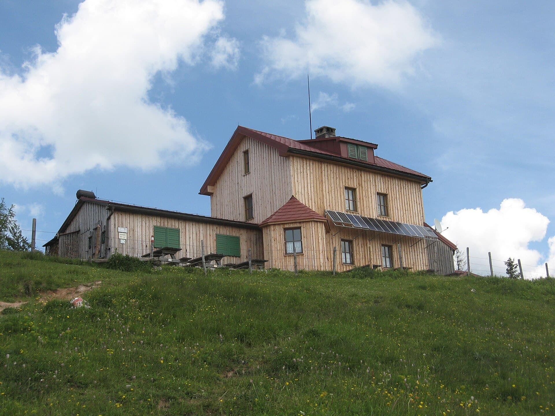 Julius-Seitner-Hütte (via Wikimedia Commons, Copyrighted free use)
