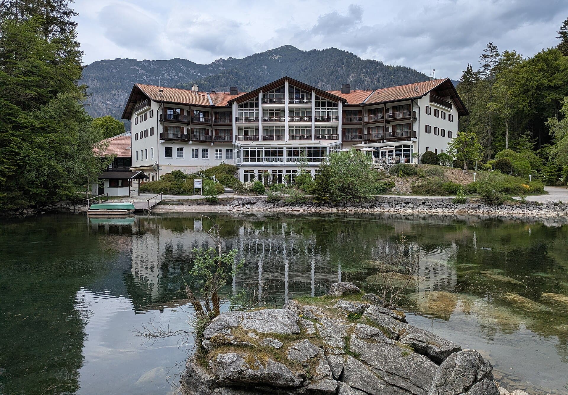 Hotel am Badersee (via Wikimedia Commons, CC BY-SA 4.0)