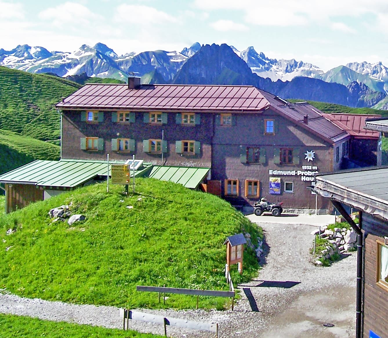 Edmund-Probst-Haus (via Wikimedia Commons, CC BY-SA 2.0 de)