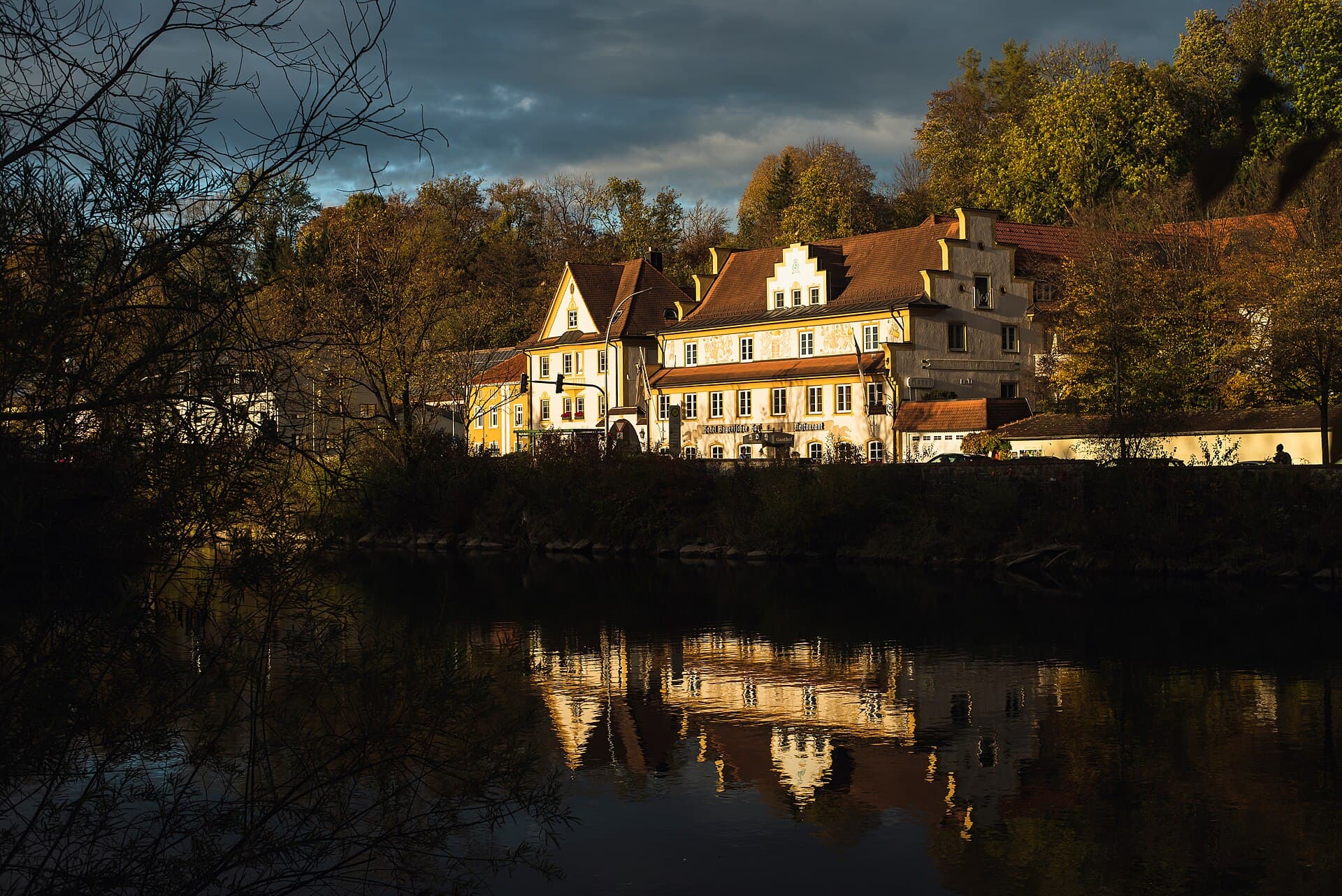 Bayerischer Hof (via Wikimedia Commons, CC BY 4.0)