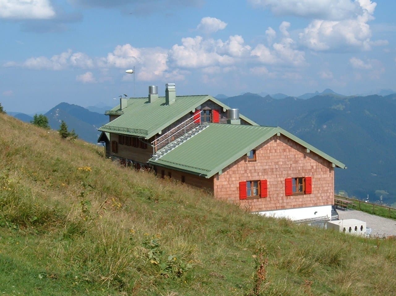 Brauneck-Gipfelhaus (via Wikimedia Commons, CC BY-SA 3.0)