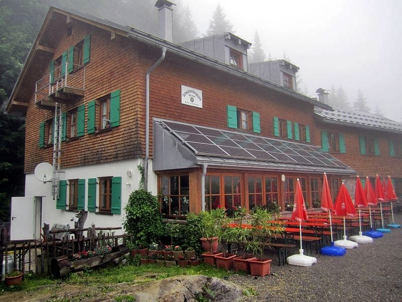 Schwarzenberghütte (via Wikimedia Commons, Public domain)