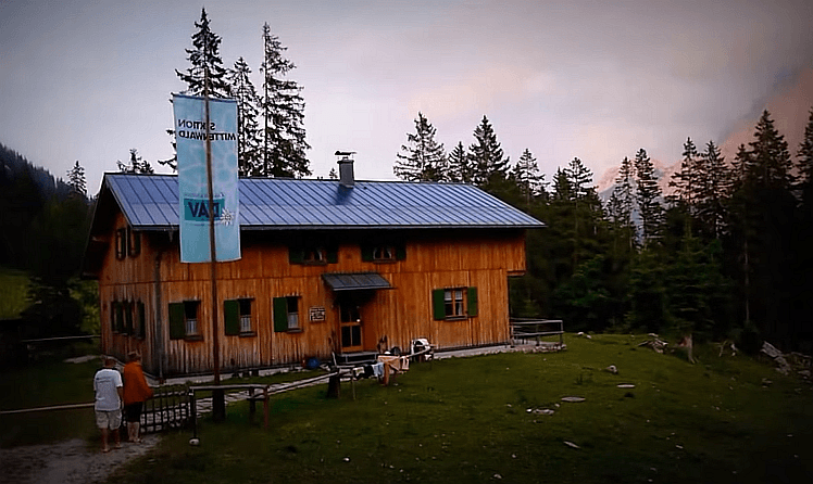 Krinner-Kofler-Hütte (via Wikimedia Commons, CC BY 3.0)
